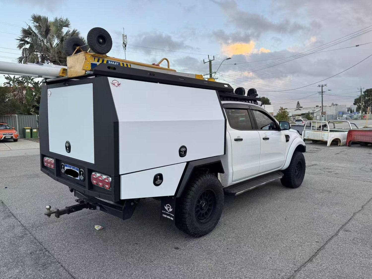 LX series 1800*1860*900 service body 3 door with flush floor black