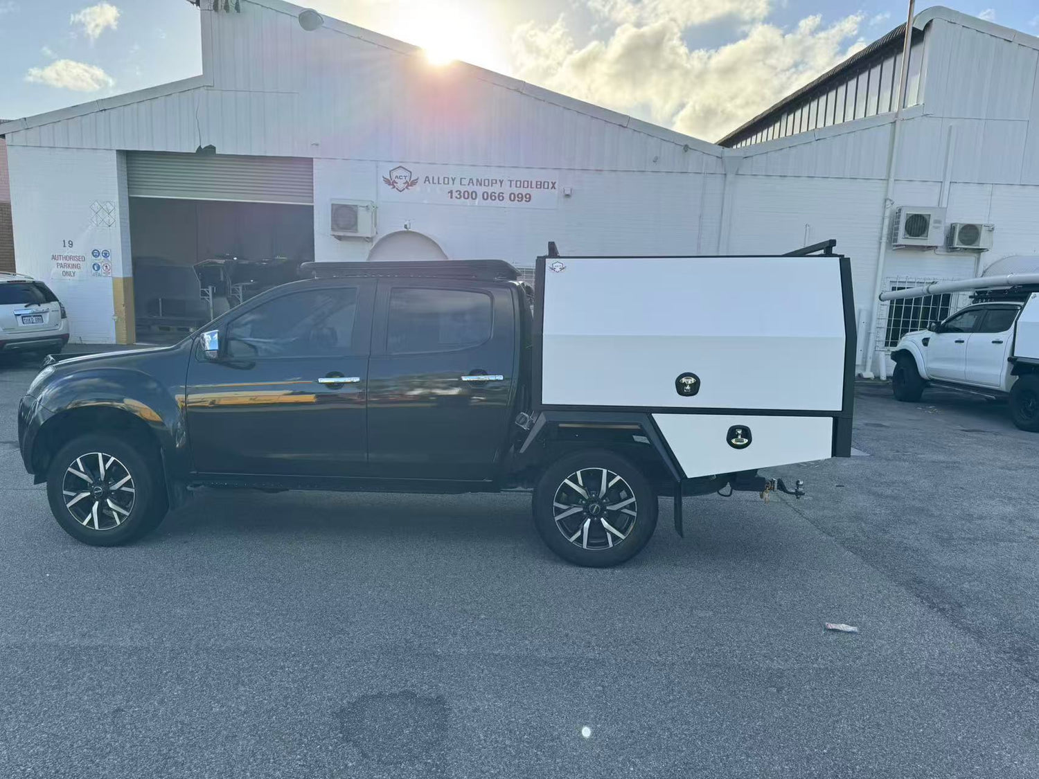 LX series 1800*1860*900 service body 2 door with flush floor black