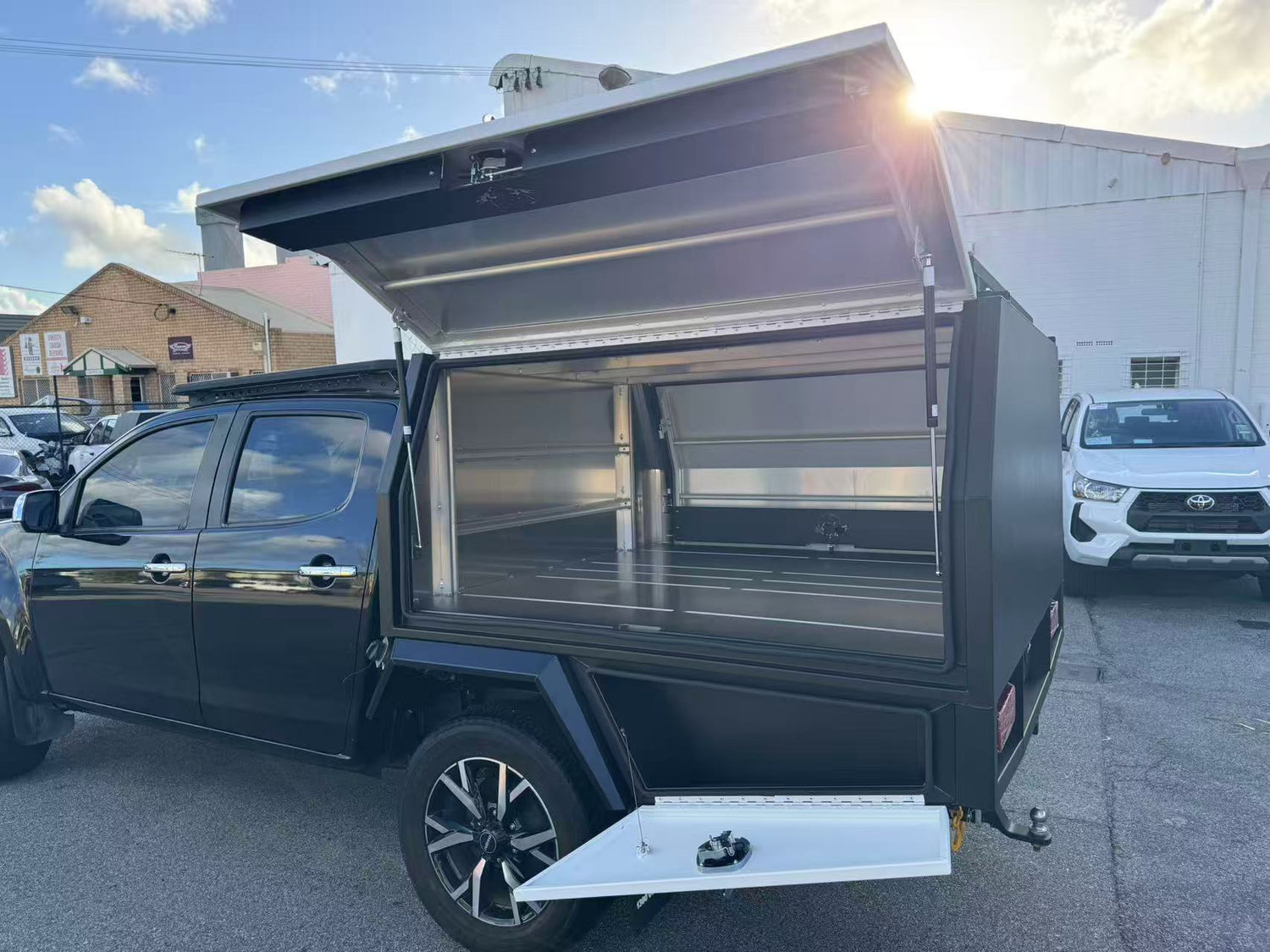 LX series 1800*1860*900 service body 3 door with flush floor black