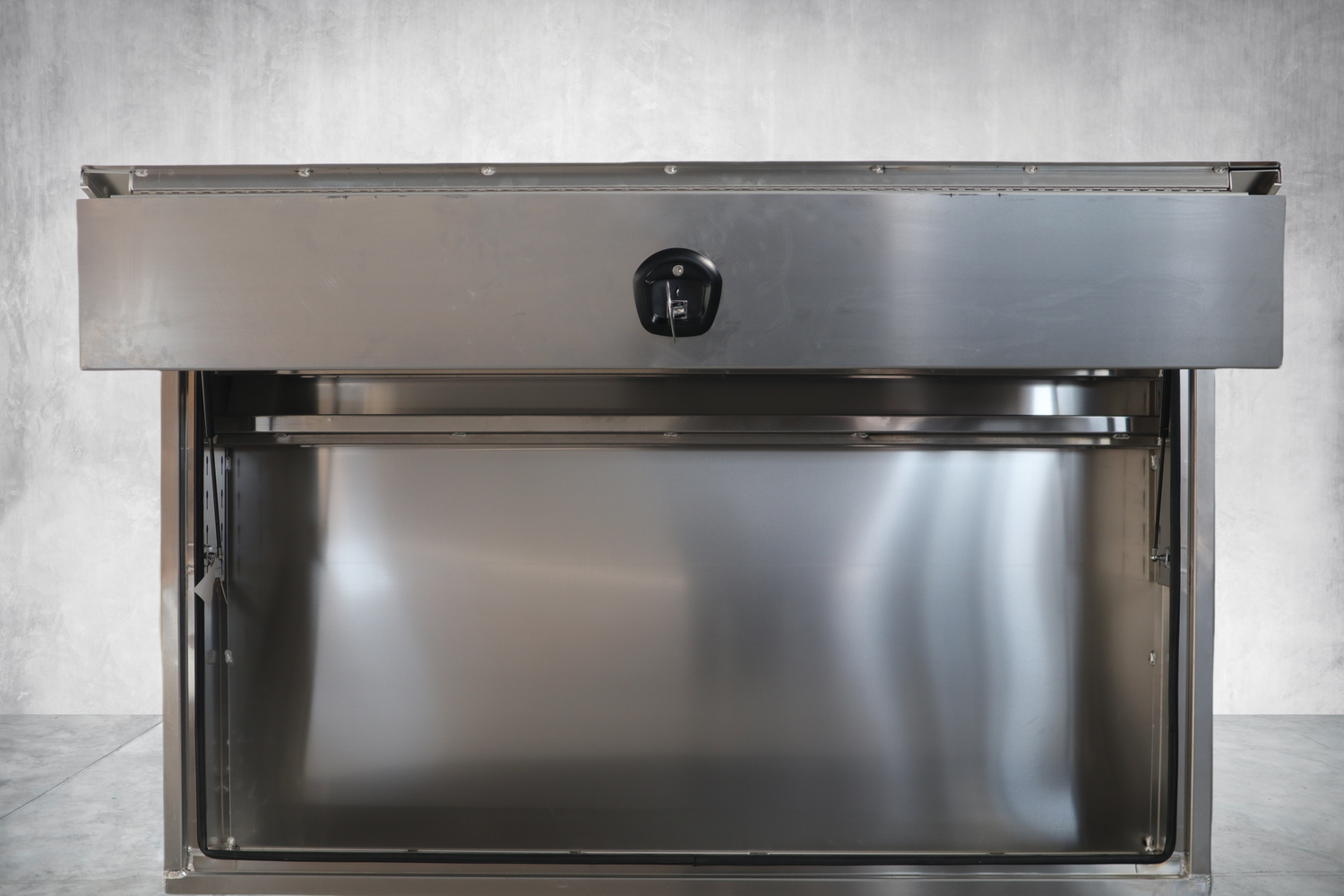 2000*600*1200 truck box with 2 shelves