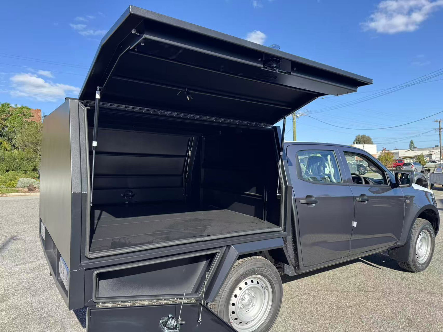 LX series 1800*1860*900 service body 3 door with flush floor black