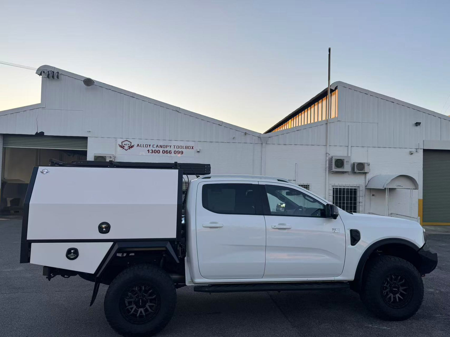 LX series 1800*1860*900 service body 3 door with flush floor black